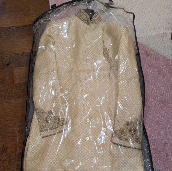 Manyavar Sherwani set with dupatta - Picture 8 of 15